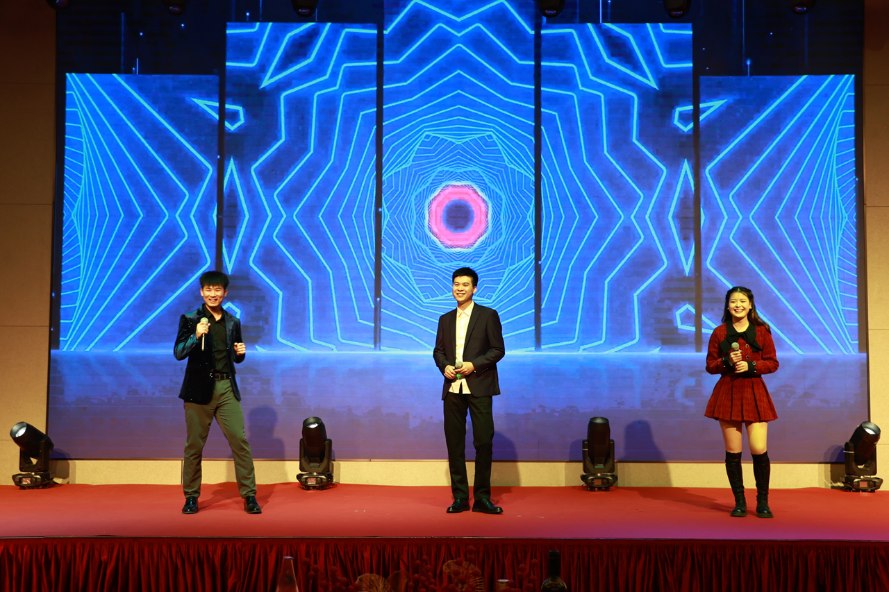 “砥礪十載 逐夢前行”2025軒宇車鼎十周年盛典圓滿落幕 “砥礪十載 逐夢前行”2025軒宇車鼎十周年盛典圓滿落幕