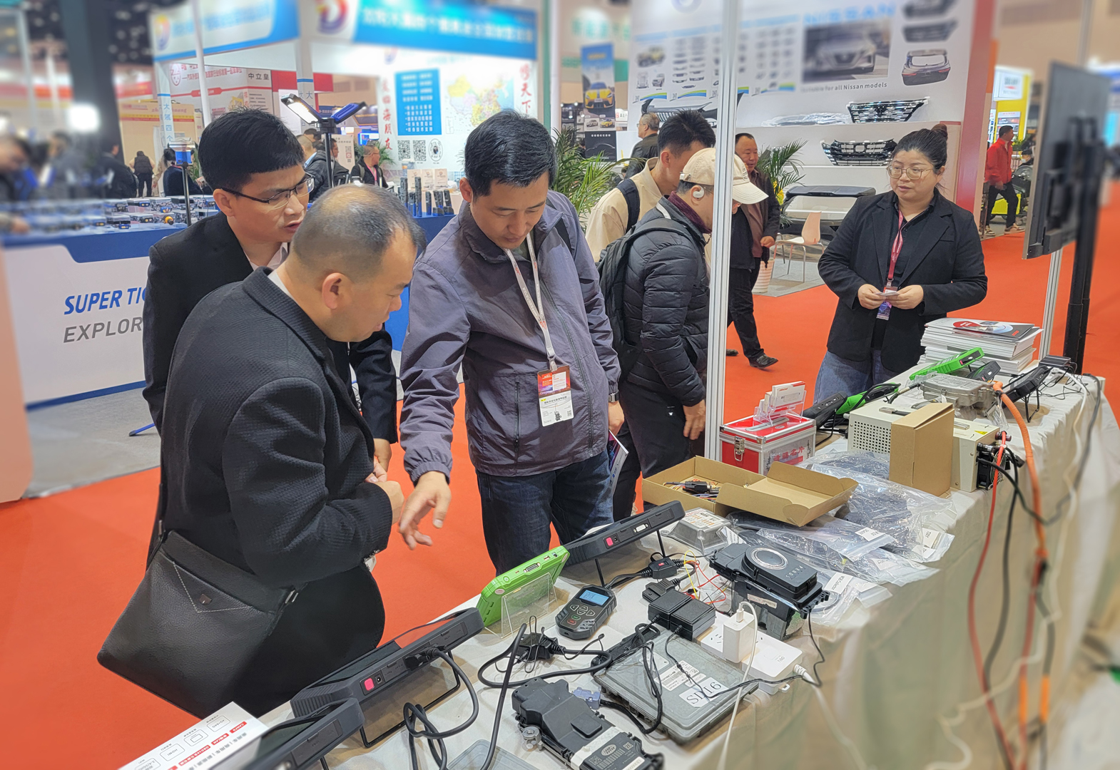 軒宇車鼎亮相2025 AMR中國國際汽保汽配展，并實(shí)力斬獲汽車后市場(chǎng)“20佳”維修工具殊榮！