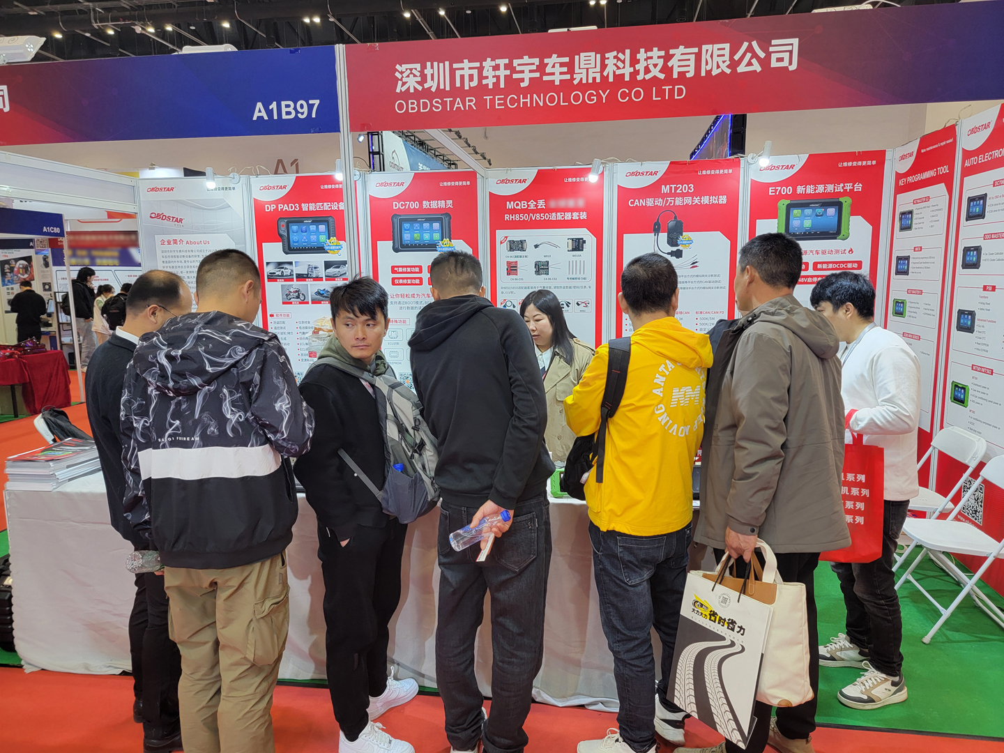 軒宇車鼎亮相2025 AMR中國國際汽保汽配展，并實(shí)力斬獲汽車后市場(chǎng)“20佳”維修工具殊榮！
